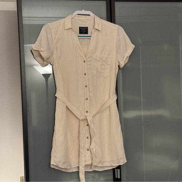 Off-White Button Up V-Neck Short Sleeve Dress with Pockets - Picture 4 of 8
